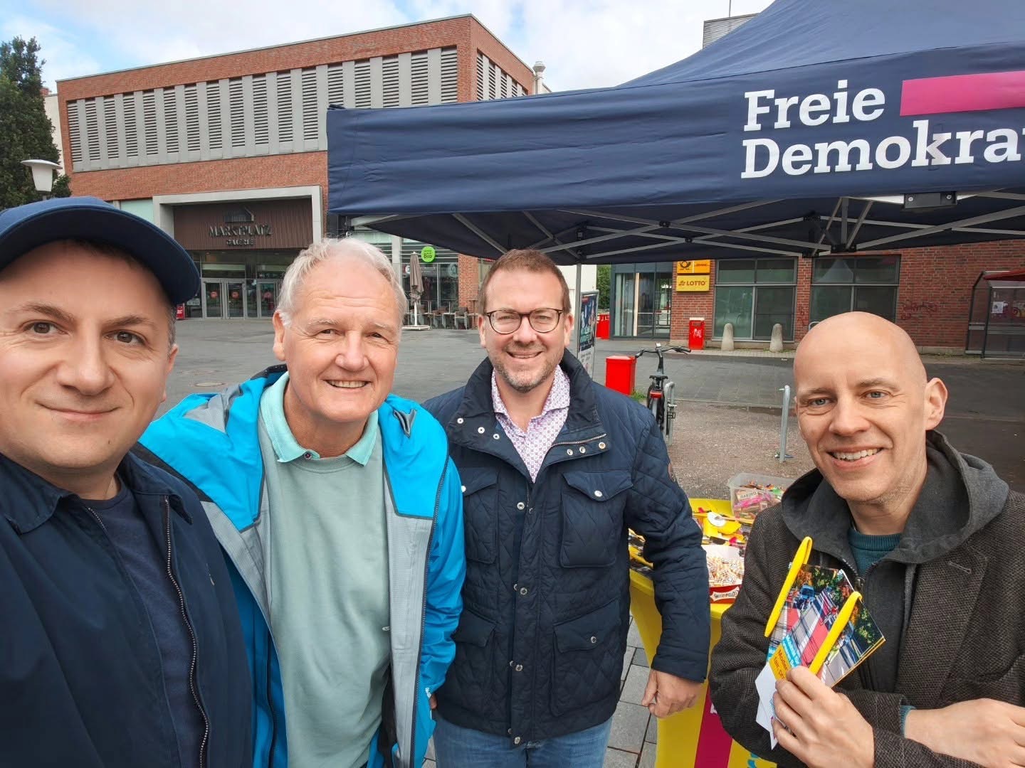 v.l.n.r: Daniel Valijani (Kreisvorsitzender Farmsen-Bramfeld), Torsten Lübcke (Bezirksschatzmeister Farmsen-Bramfeld), Finn Ole Ritter (Landesvorsitzender) und Matthias Still (Fraktion Wandsbek)