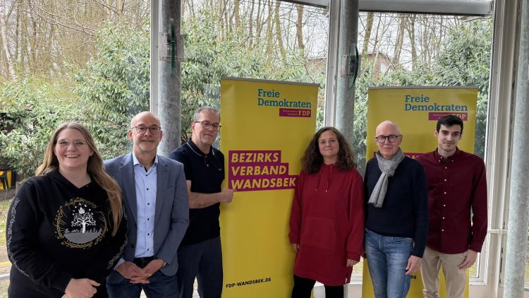 V.l.n.r: Mitglieder des Bezirksvorstands: Janin Egbers (Beisitzerin), Gert Wöllmann (Vorsitzender), Kai Heusinger (Beisitzer), Ilona Isfort (Beisitzerin), Frank Mario Stussig und Kian Shadi (stellvertretende Vorsitzende)