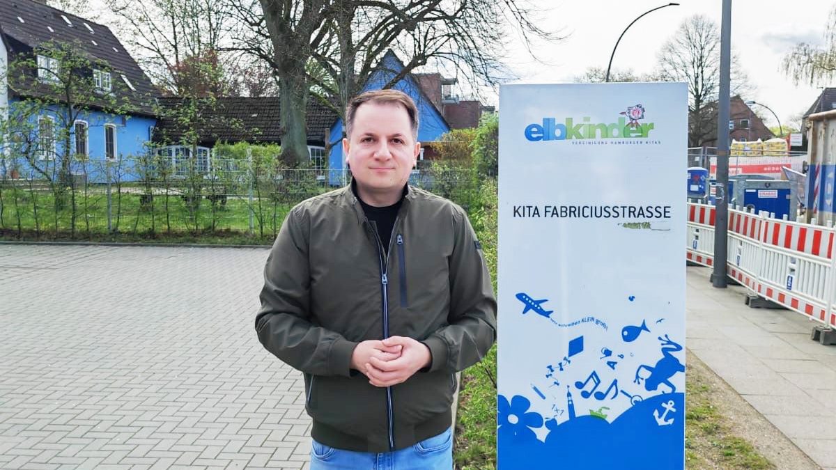 Daniel Valijani vor der Kita Fabriciusstraße - Bild: FDP-Fraktion Wandsbek